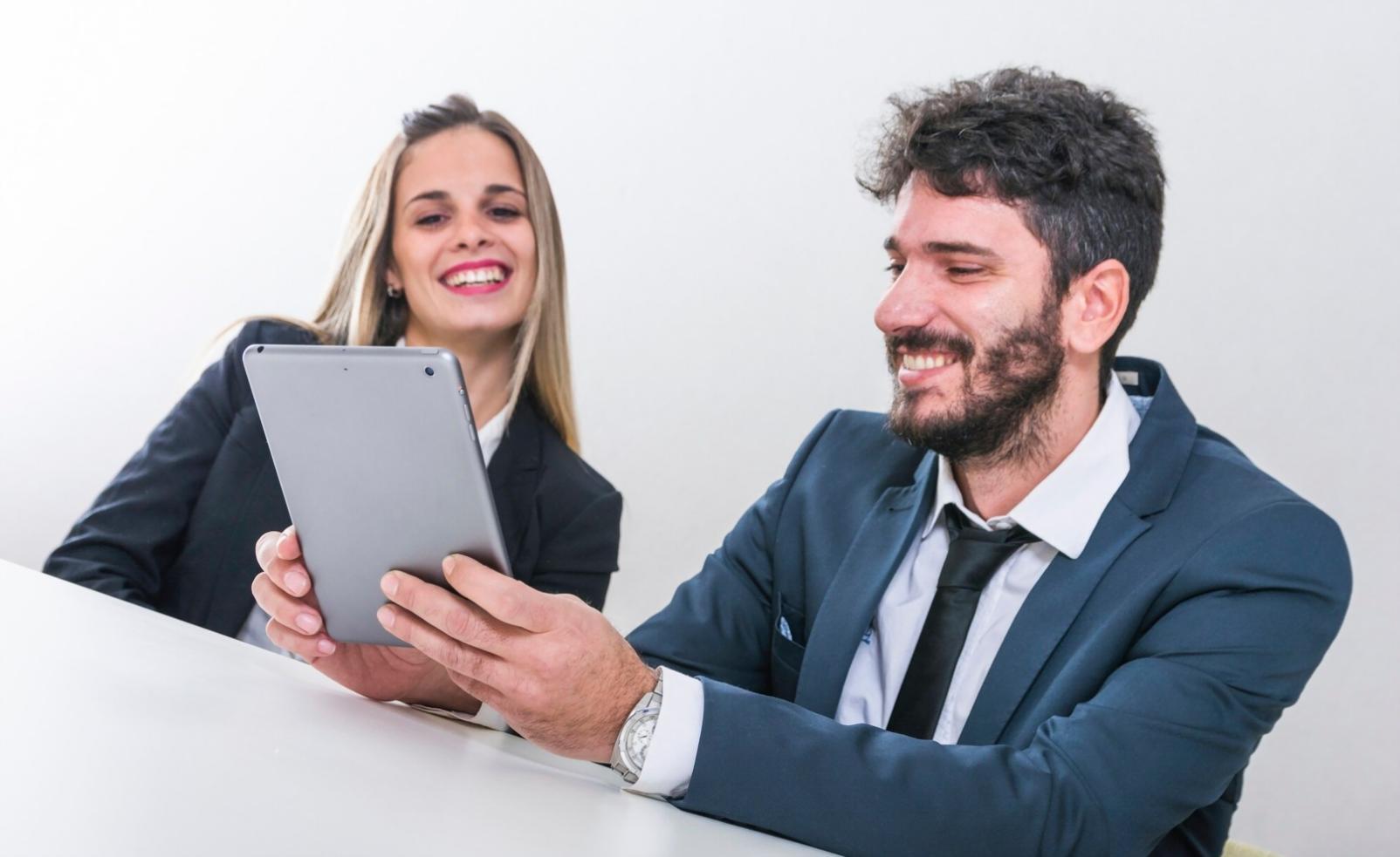 Réunion de négociation entre entrepreneurs et conseillers financiers