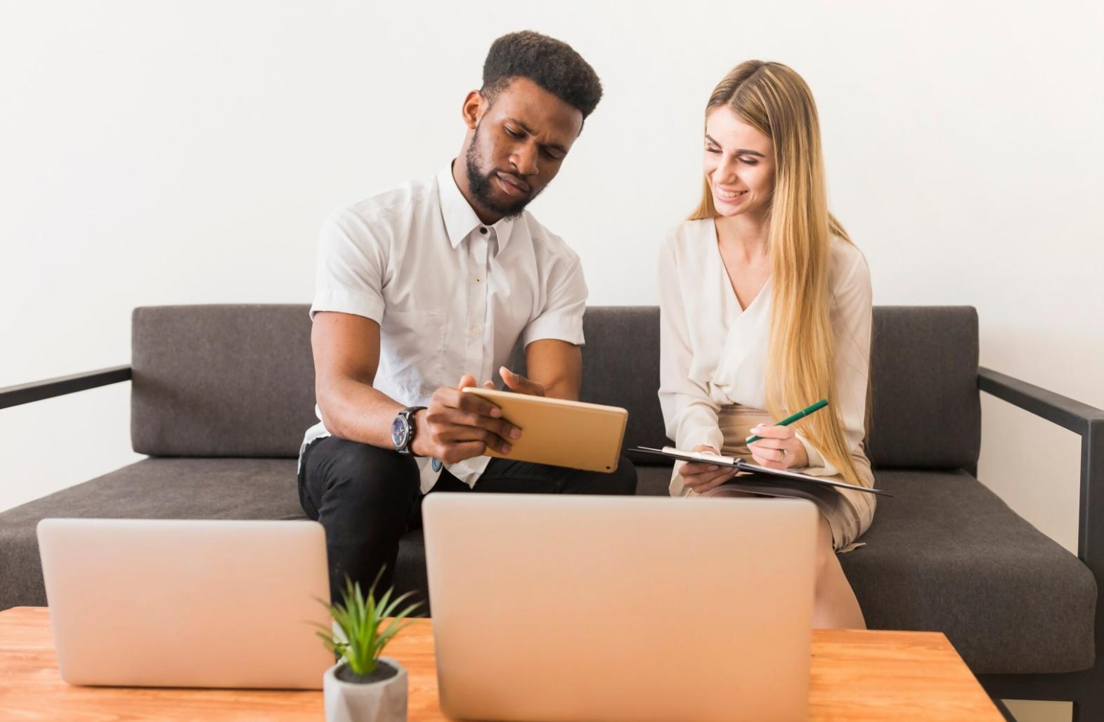 Réunion d'analyse financière avec documents et graphiques