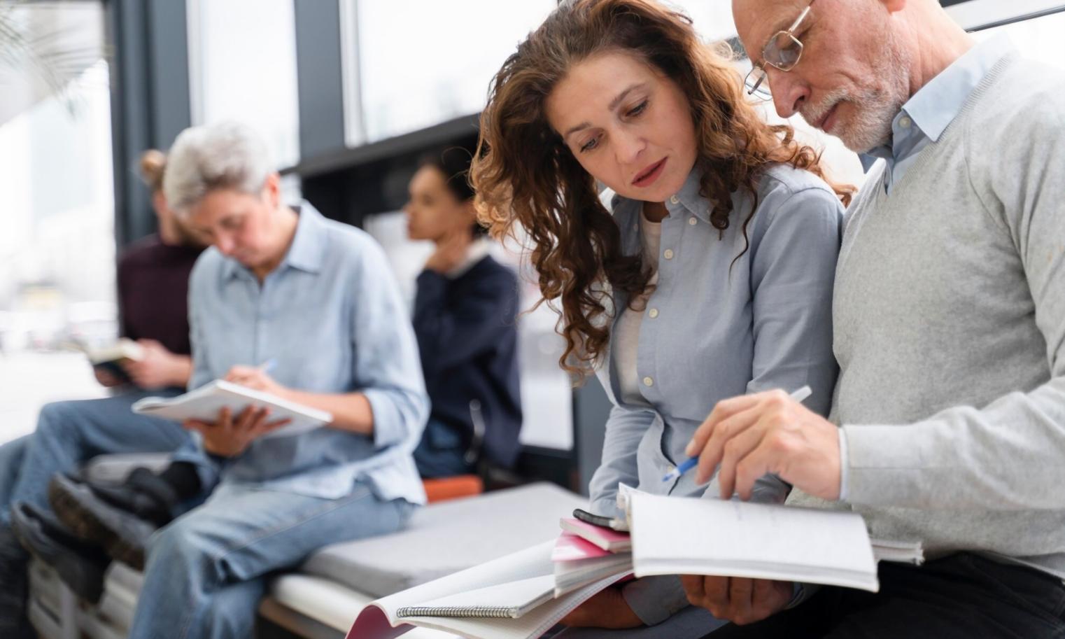 Équipe travaillant sur analyse de marché